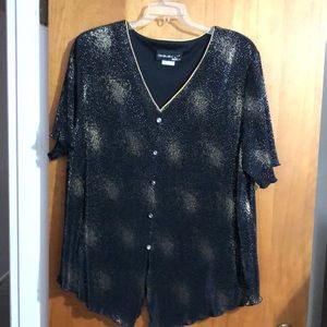 Black blouse with gold accents. 4X